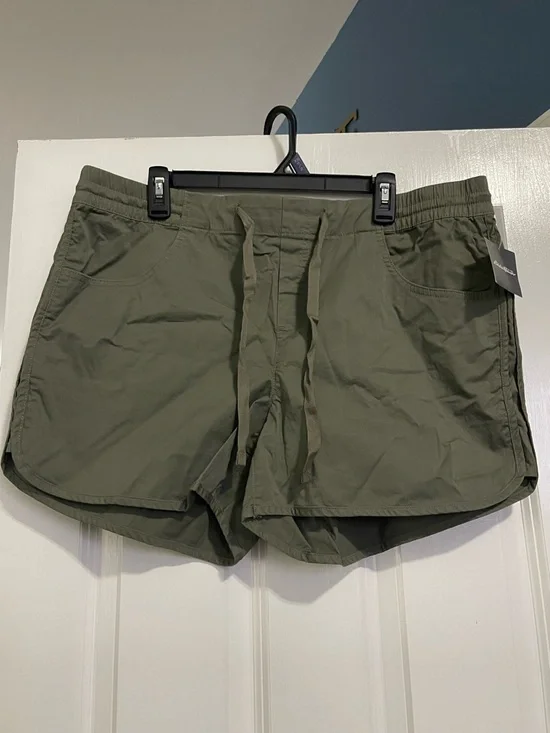 Eddie Bauer Olive Green Women's Shorts - Picture 1 of 2